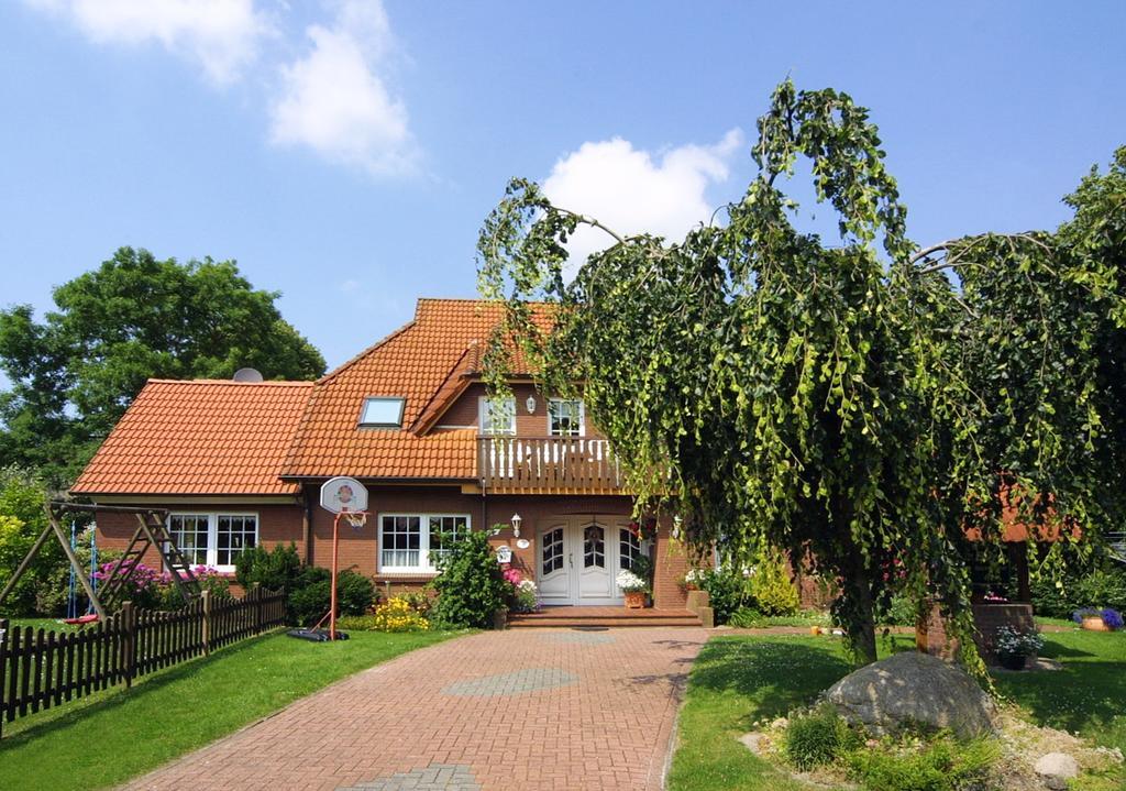 Pension Burggaststaette Heyken Hotel Neuharlingersiel Exterior foto